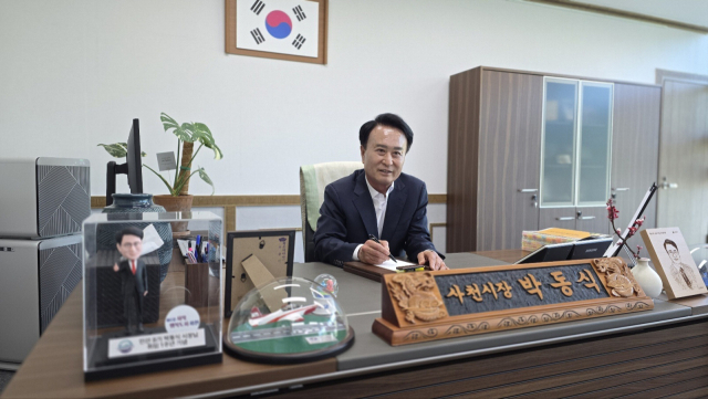 박동식 사천시장이 지난달 30일 <부산일보> 취재진과 만나 우주항공의 날 기념식과 관련해 입장을 밝히고 있다. 김현우 기자 khw82@