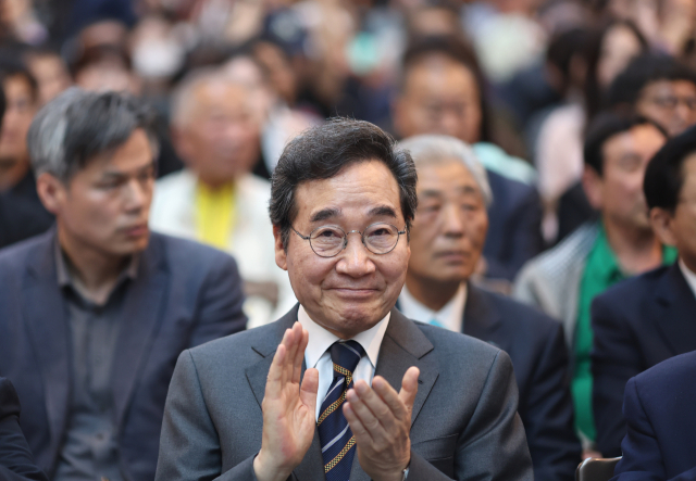 새미래민주당 이낙연 상임고문이 4월 17일 서울 용산구 전쟁기념관에서 열린 ‘새미래민주당, 개헌연대 국민대회’에서 박수를 치고 있다. 연합뉴스