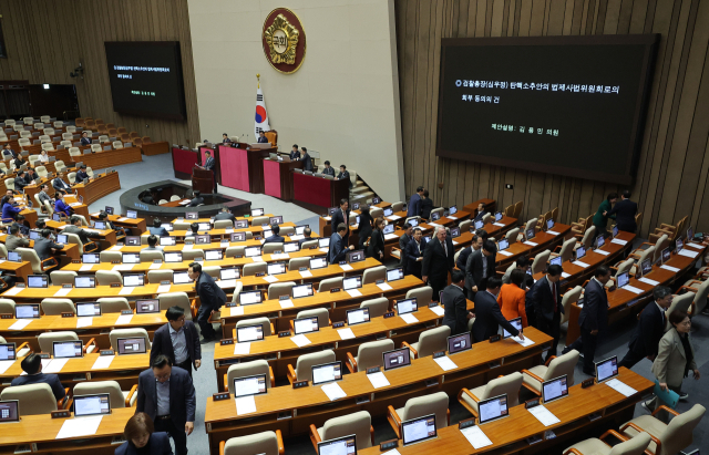 1일 국회에서 열린 본회의에서 심우정 검찰총장 탄핵소추안의 법제사법위원회로의 회부 동의의 건과 관련해 민주당 김용민 의원이 제안설명을 하자 국민의힘 의원들이 퇴장하고 있다. 연합뉴스