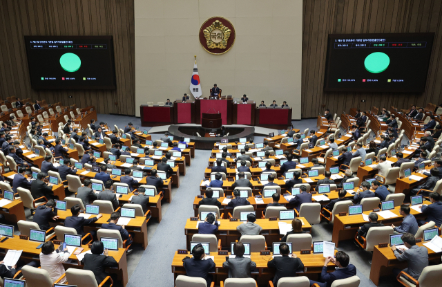 1일 국회에서 열린 본회의에서 법률안이 통과되고 있다. 연합뉴스