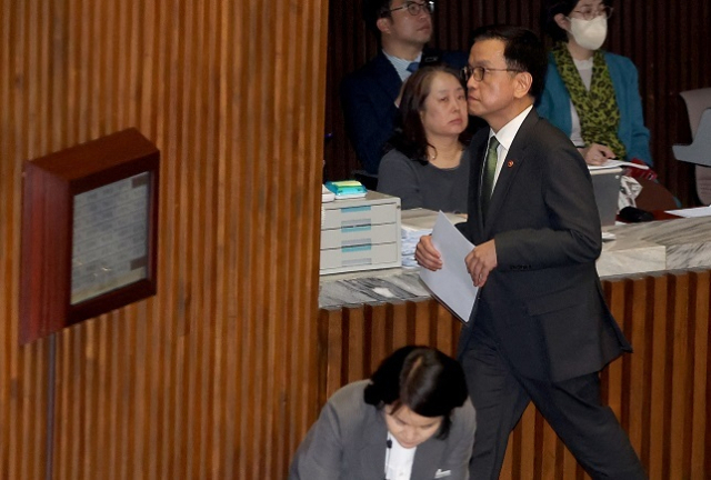 최상목 경제부총리 겸 기획재정부 장관이 1일 국회에서 본회의 표결 절차를 마친 뒤 회의장를 떠나고 있다. 연합뉴스