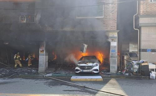 화재가 난 전북 전주의 한 빌라 건물. 연합뉴스