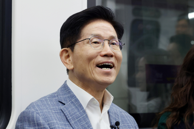 국민의힘 김문수 대선 경선 후보가 2일 서울 강남구 수서역에서 GTX-A를 탑승한 뒤 청년서포터즈와 대화를 나누고 있다. 연합뉴스