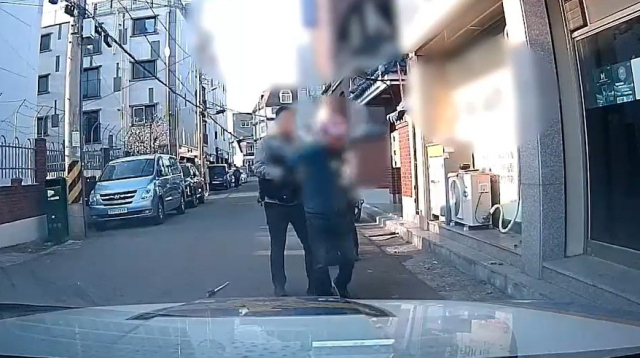 지난 1일 경남 진주시에서 흉기를 들고 거리를 활보한 60대가 경찰에 현행범으로 체포됐다. 경남경찰청 제공