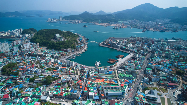과거 ‘통영 명동거리’로 불렸던 통영시 중앙동 강구안. 통영시 제공