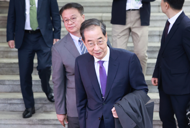 한덕수 대통령 권한대행 국무총리가 지난 1일 대국민 담화 뒤 정부서울청사를 떠나며 취재진을 향해 인사하고 있다. 연합뉴스