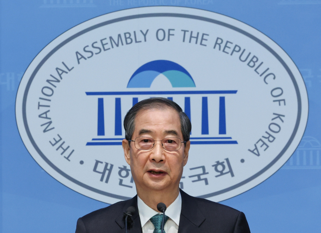 한덕수 전 국무총리가 2일 서울 여의도 국회 소통관에서 대통령 선거 출마를 선언하고 있다. 연합뉴스