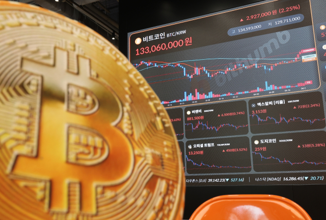 가상화폐 대장주 비트코인이 또다시 상승랠리를 펼치며 사상 최고가를 새로 썼다. 비트코인은 올해들어서만 30% 올랐다. 연합뉴스