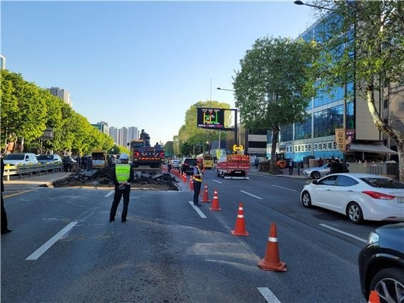 4월 30일 서울 강동구에서 또다시 땅 꺼짐(싱크홀) 현상이 발생해 도로 일부가 통제 중이<div class=