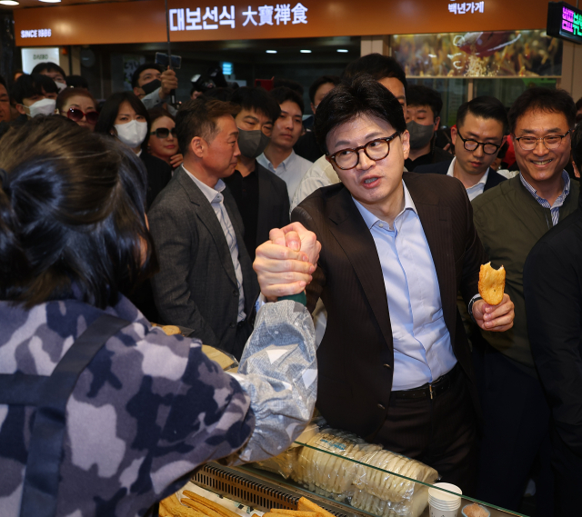 국민의힘 한동훈 대선 경선 후보가 2일 오후 부산 중구 부평동 부평깡통시장을 찾아 상인들과 인사하고 있다. 연합뉴스