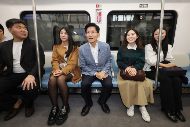 국민의힘 김문수 대선 경선 후보가 2일 서울 강남구 수서역에서 GTX-A를 탑승한 뒤 청년서포터즈와 대화를 나누고 있다. 연합뉴스