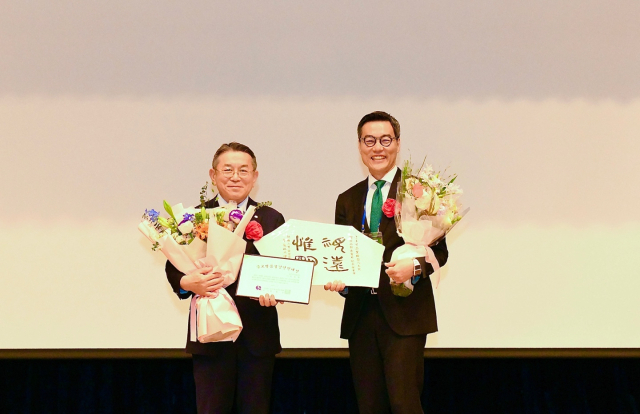 김준동(왼쪽) 한국남부발전 사장이 ‘2025년도 한국품질경영학회 춘계학술대회’에서 '2025 글로벌품질경영인대상'을 수상하고 기념촬영을 하고 있다. 남부발전 제공