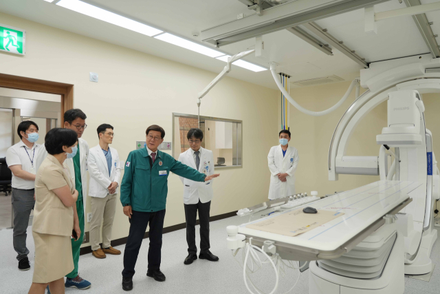 정종복 기장군수가 심뇌혈관센터에 신규 도입한 혈관촬영기에 대한 설명을 듣고 있다. 동남권원자력의학원 제공