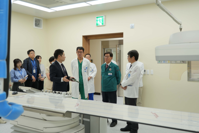 정종복 기장군수가 심뇌혈관센터에 신규 도입한 혈관촬영기에 대한 설명을 듣고 있다. 동남권원자력의학원 제공