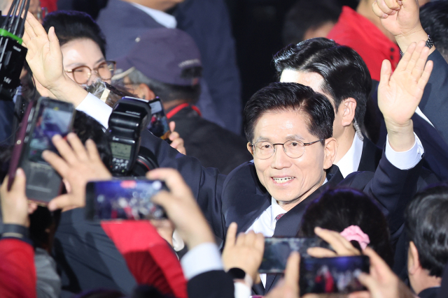 국민의힘 김문수 대선 경선 후보가 3일 경기 고양시 킨텍스에서 열린 국민의힘 최종 대선 후보 선출을 위한 전당대회에 입장하고 있다. 연합뉴스