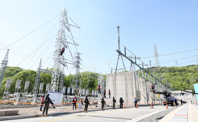 한국전력은 지난달 30일 한전 충북본부에서 산업통상자원부, 충주시, 소방, 경찰, 의료기관 등 재난안전 관련기관과 합동으로 ‘2025년도 재난대응 안전한국훈련 시범훈련’을 실시했다. 안전한국훈련 현장 모습. 한전 제공