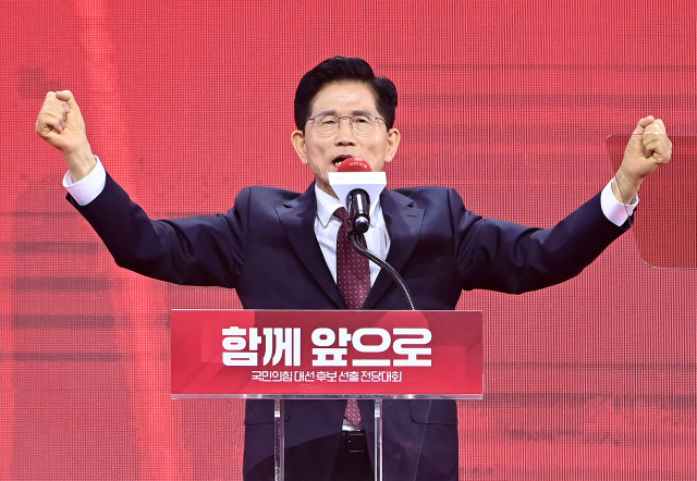 국민의힘 대선 후보로 선출된 김문수 후보가 3일 경기 고양시 킨텍스에서 열린 국민의힘 전당대회에서 수락 연설을 하고 있다. 연합뉴스