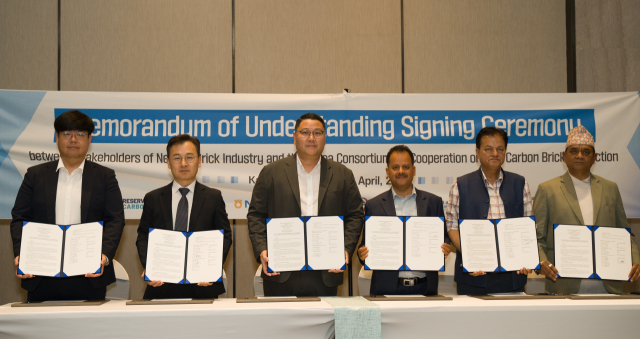 한국서부발전은 지난달 29일 네팔 카트만두에서 이노씨에스알, NH투자증권, 리저브카본, 현지 지방자치단체, 네팔건설협회 등과 저탄소 벽돌 제조를 통한 온실가스 감축 사업 공동협력 업무협약을 체결했다. (왼쪽부터) 정희영 리저브카본 선임연구원, 박종필 서부발전 탄소중립부장, 이윤석 이노씨에스알 대표, 마헤쉬 카렐(Mahesh Kharel) 바그마티주 판크할시장, 마헤쉬 타팔리야(Mahesh Thapaliya) 칸드바리시장, 미트라 프라사드 카플(Mitra Prasad Kafle) 피딤시장. 서부발전 제공