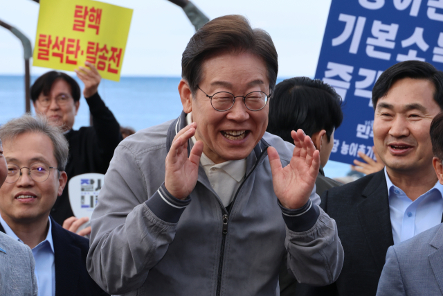 더불어민주당 이재명 대선 후보가 '골목골목 경청투어' 사흘째인 3일 강원도 동해안 지역의 민심을 공략하기 위해 삼척해수욕장을 찾아 도민들에게 지지를 호소하고 있다. 연합뉴스