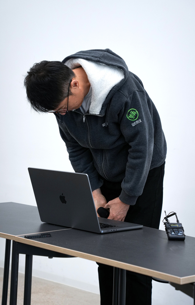 재상장 후 다시 상장폐지를 당한 위믹스(WEMIX)가 가상자산거래소로부터 퇴출이 확정됐다. 사진은 위믹스 재단 김석환 대표가 지난 3일 경기 성남시 테크1타워에서 긴급 기자 간담회를 열고 투자자들에게 고개를 숙여 사과하고 있다. 연합뉴스