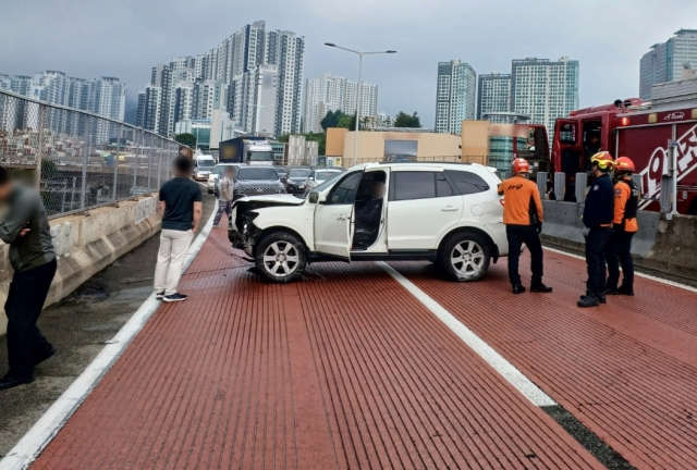 지난 3일 동서고가도로에서 승용차가 중앙분리대를 박는 사고가 발생했다. 부산경찰청 제공