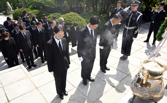 국민의힘 김문수 대선 후보가 4일 서울 동작구 국립서울현충원에서 이승만 전 대통령 묘역을 방문해 참배하고 있다. 연합뉴스