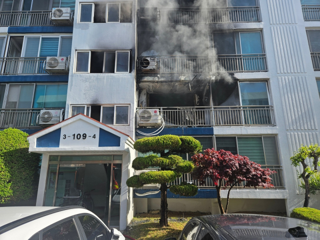 4일 오전 8시 5분 울산시 북구 한 5층짜리 아파트 2층에서 불이 나 베란다 쪽에서 연기가 뿜어져 나오고 있다. 울산소방본부 제공