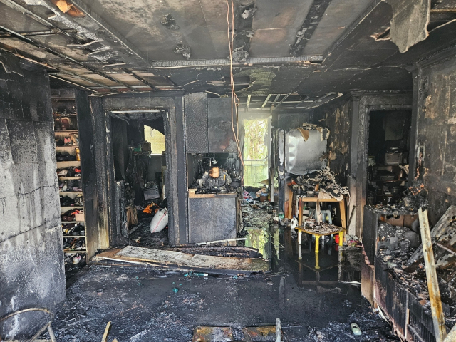 4일 오전 8시 5분 울산시 북구 한 5층짜리 아파트 2층에서 불이 나 해당 세대 벽면과 천장 등이 온통 시커멓게 타버렸다. 울산소방본부 제공