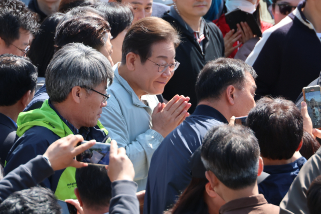 더불어민주당 이재명 대선 후보가 대선을 한 달 앞둔 4일 '골목골목 경청투처 : 단양8경편' 첫 방문지인 경북 영주시 문정둔치에서 열린 한국선비문화축제장을 찾아 시민들에게 인사하고 있다. 연합뉴스