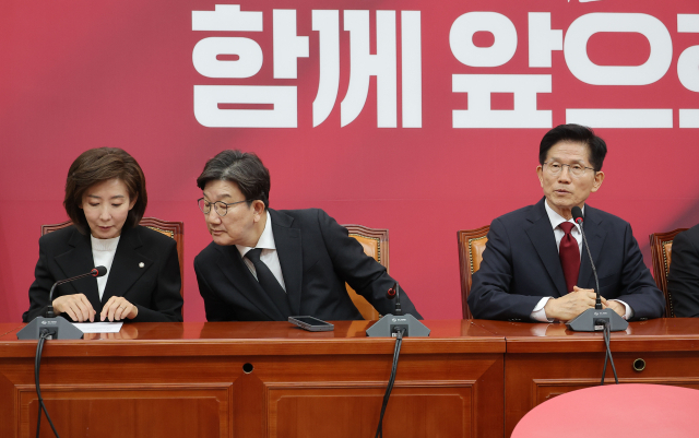 국민의힘 대선 선거대책위원장에 내정된 나경원 의원과 권성동 원내대표가 4일 국회에서 열린 당 선거대책위원회 회의에서 대화를 나누고 있다. 연합뉴스