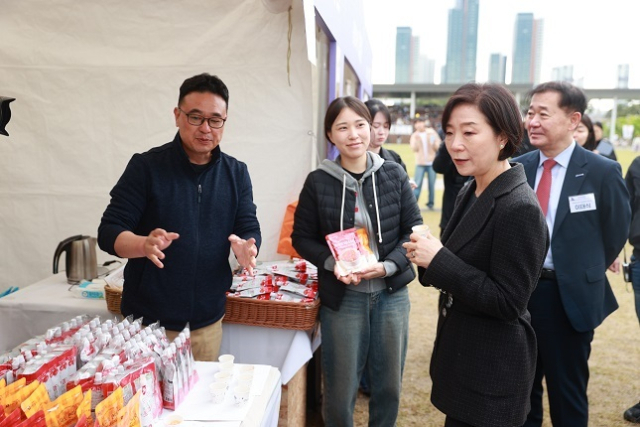 오영주 중소벤처기업부 장관이 3일 세종 중앙공원에서 열린 동행축제 개막식에서 판매 부스를 둘러보고 있다.