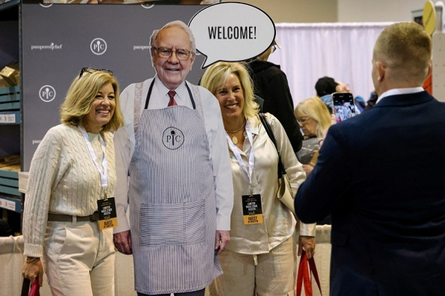 5월 2일(현지시간) 미국 네브래스카주 오마하에서 열린 버크셔 해서웨이 연례 주주총회에서 참석자들이 워런 버핏의 사진을 들고 포즈를 취하고 있다. 연합뉴스