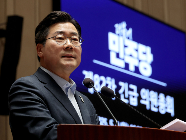 더불어민주당 박찬대 원내대표가 4일 국회에서 열린 긴급 의원총회에서 발언하고 있다. 연합뉴스