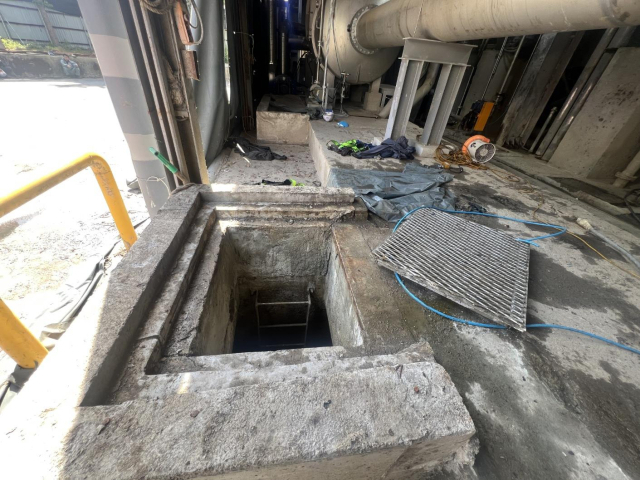 4일 오전 9시 44분께 전북 전주시 덕진구 팔복동 한 제지공장의 맨홀 안에서 작업을 하다가 5명이 쓰러져 병원으로 이송됐다. 사진은 사고가 난 맨홀. 연합뉴스