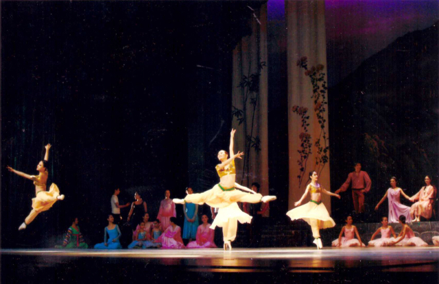 부산유니온발레단(옛 김정순발레단)의 창작 발레 '보은의 꽃' 2006년 공연 모습. 유니온발레단 제공