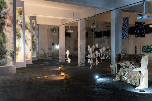 일산수지에서 열리고 있는 '플라스틱 팩토리-뉴 머티리얼리즘' 전시 풍경. 손창안 제공