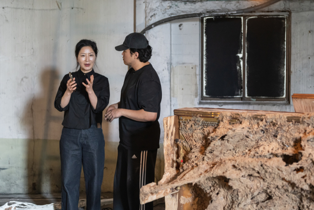 작품 설치 도중 권자하(오른쪽) 작가와 이야기 중인 '플라스틱 팩토리-뉴 머티리얼리즘' 총괄 기획자 박현주 부산대 미술학과 교수. 손창안 제공