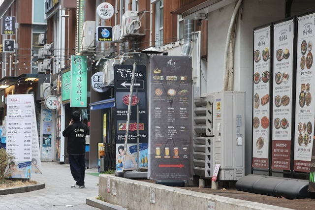 마트·시장 등에서 식재료를 구매하는 일과 식당에서 외식을 하는 일이 동시에 줄어드는 현상이 2년 넘게 계속되고 있다. 사진은 서울의 한 식당가 모습. 연합뉴스