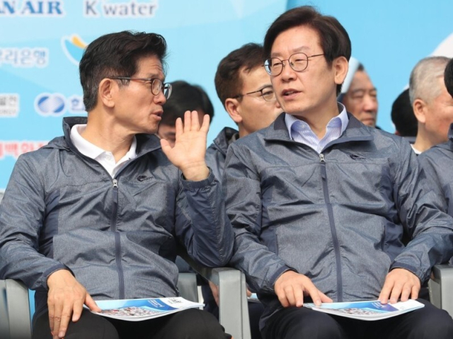 더불어민주당 이재명 대선후보(오른쪽)와 국민의힘 김문수 대선후보가 지난 2018년 5월 1일 서울 송파구 잠실 올림픽 주경기장에서 열린 '한국노총 2018 노동절 마라톤대회'에서 대화하는 모습 . 연합뉴스