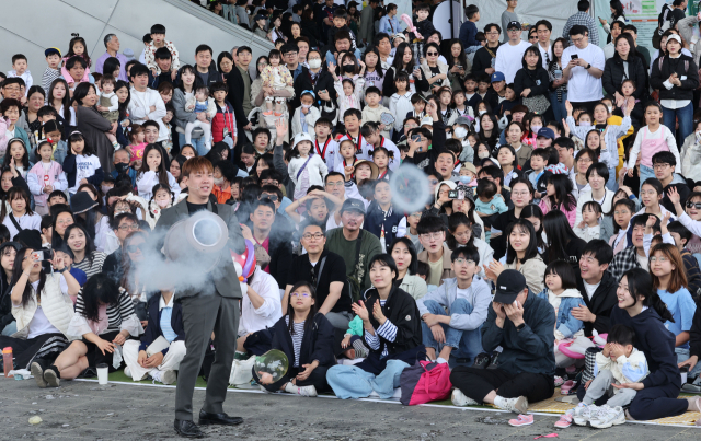 행사장을 찾은 어린이 가족들이 마술사의 버블&벌룬쇼를 보며 즐거워하고 있다. 정종회 기자 jjh@