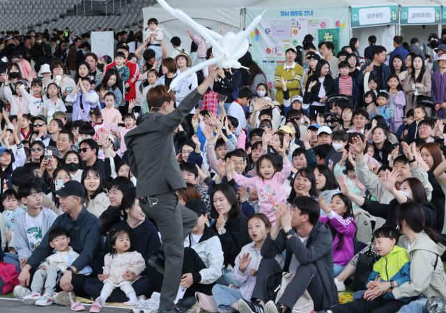 어린이 가족들이 마술사의 버블&벌룬쇼를 보며 즐거워하고 있다. 정종회 기자 jjh@