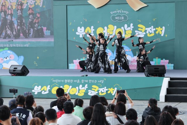 영화의전당 야외광장 무대에서 어린이 K-pop 공연이 진행되고 있다. 정종회 기자 jjh@