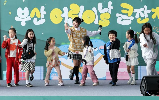 어린이들이 440만 구독자를 보유한 유명 키즈 크리에이터 ‘옐언니’와 즐거운 맨미팅 시간을 갖고 있다. 정종회 기자 jjh@