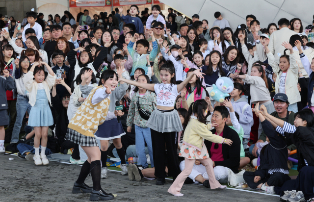 어린이 가족들이 유명 키즈 크리에이터 ‘옐언니’와 즐거운 맨미팅 시간을 갖고 있다. 정종회 기자 jjh@