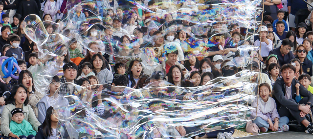 제52회 부산 어린이날 큰잔치에서 어린이 가족들이 마술사의 버블&벌룬쇼를 보며 즐거워하고 있다. 김종진 기자 kjj1761@