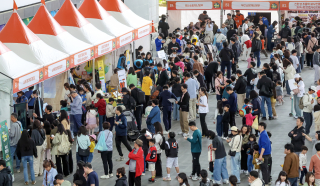 어린이 가족들이 다양한 체험부스를 즐기고 있다. 김종진 기자 kjj1761@