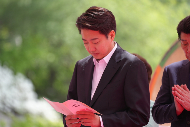 개혁신당 이준석 대선 후보가 5일 부처님오신날 봉축대법회 참석 등을 위해 대구 동화사를 방문하고 있다. 연합뉴스