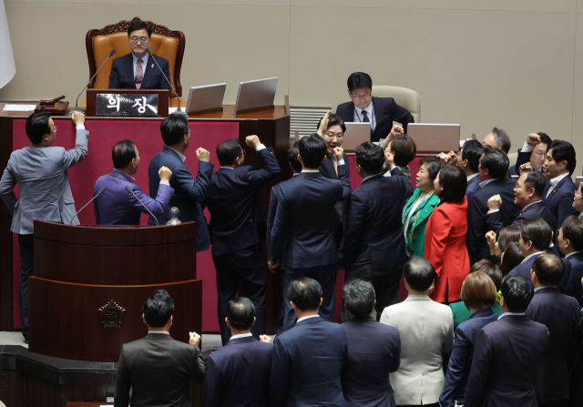 국민의힘 의원들이 1일 국회에서 열린 본회의에서 우원식 국회의장이 최상목 경제부총리 겸 기획재정부 장관 탄핵소추안을 추가 상정하자 항의하고 있다. 연합뉴스