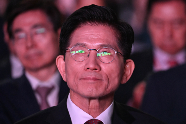 국민의힘 김문수 대선 경선 후보가 3일 경기 고양시 킨텍스에서 열린 국민의힘 최종 대선 후보 선출을 위한 전당대회에서 결과를 기다리고 있다. 연합뉴스
