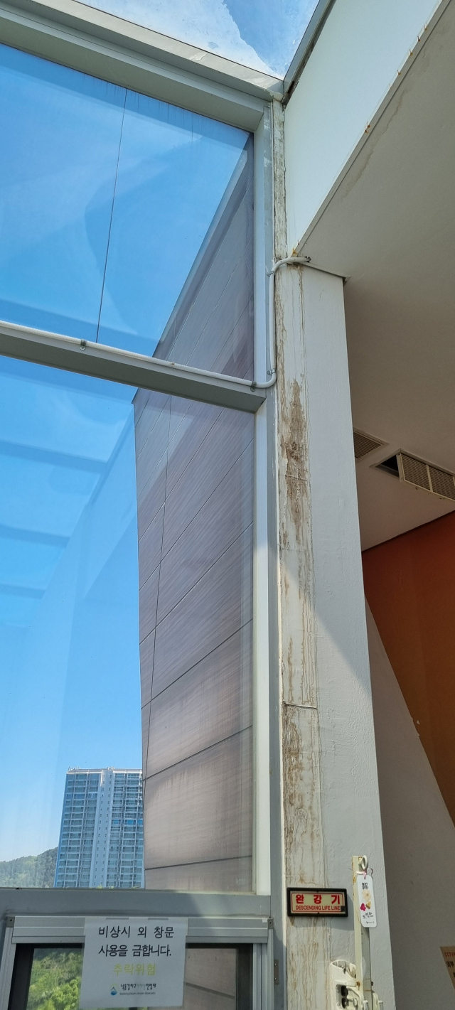 부산 사하구 아미산전망대 3층 누수 흔적. 김준현 기자 joon@